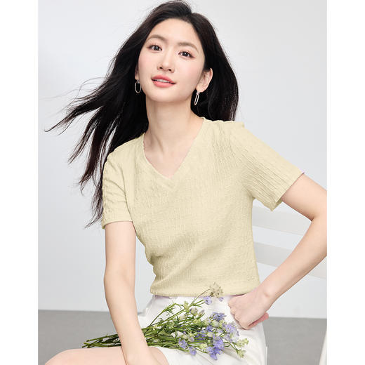【专属特价】熙世界糖果色肌理感短袖T恤女2025夏季新款休闲气质正肩V领上衣 商品图1