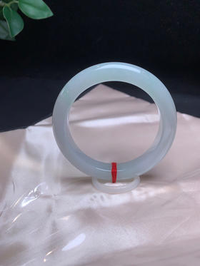 620328，55浅绿底手镯，清新细腻，干净秀气，润润的