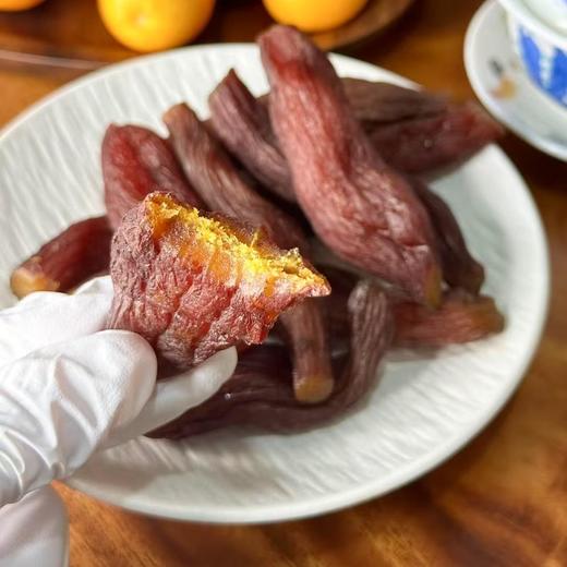 临安发货~【带皮小香薯干】临安基地采用新鲜小香薯制成，肉质软糯香甜有嚼劲，吃起来几乎无筋无丝，甜度适中，吃多不腻，携带方便，随时补充能量。净含量200g/盒，江浙沪顺丰包邮~ 商品图1