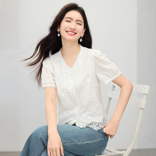 熙世界法式白色蕾丝衫女夏季2025新款设计感下摆花边拼接V领上衣 商品图3