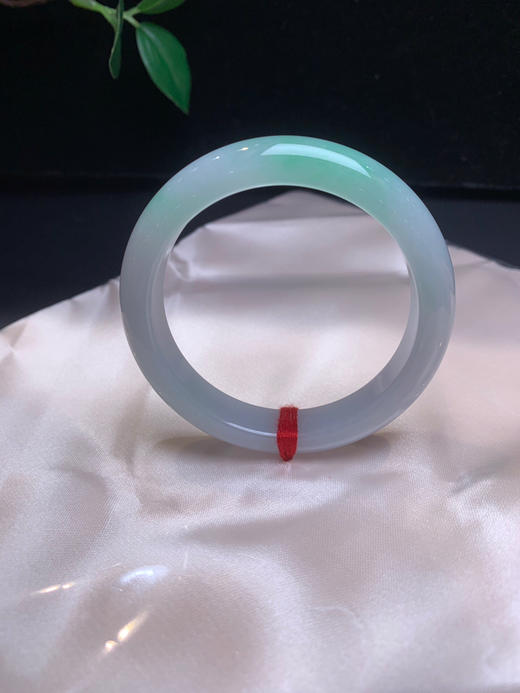 620338，52.5绿底正圈手镯、清新秀气，一截清新绿底，整条润润的 商品图1