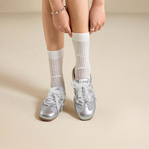 千百度蝴蝶结银色德训包头拖女款薄底平底一脚蹬拖鞋A25283801 商品图1