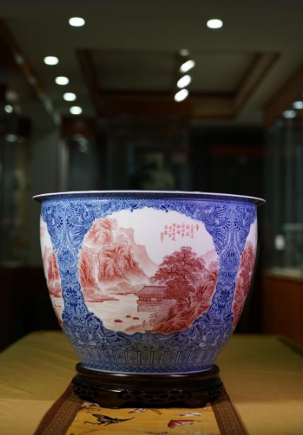 青花开窗宝石红山水莲子缸 商品图0