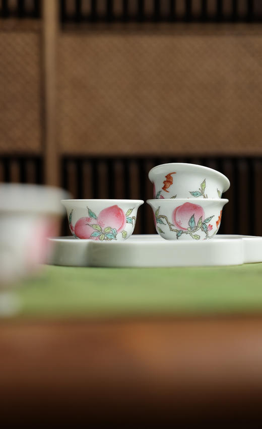 【指间彩】粉彩三桃两蝠迷你压手杯满容约45cc 商品图5