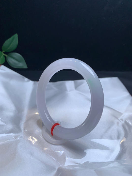 620342，55春带彩圆条手镯，冰胶感十足，质地细腻，飘淡淡的绿花 商品图3