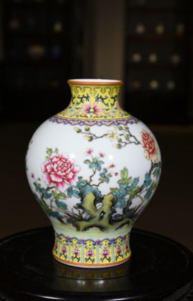 珐琅彩牡丹鸡心瓶