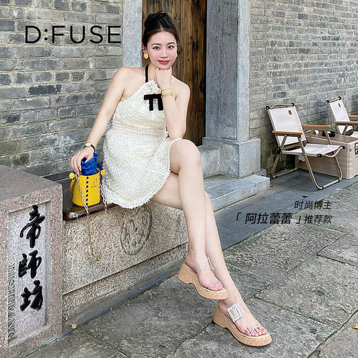 Dfuse迪芙斯2025夏季新款木纹拖鞋耀眼钻扣仙女风坡跟凉拖DFD2110001 商品图6