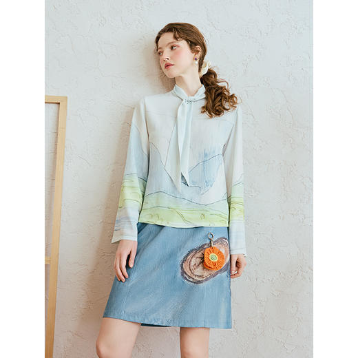 两三事 远山雾时 2025夏季新款复古印花绑带领长袖衬衫女衬衣 商品图2