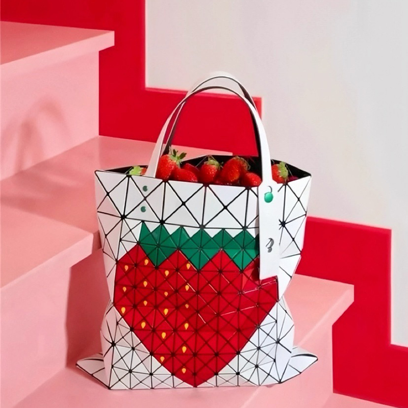 必入！ISSEY MIYAKE /三宅一生 PRISM 系列托特手提包，25 年新款，高级哑光材质，质感拉满。限定 mini 小方盒子斜挎包，精致小巧，可手提可斜挎，超吸睛～