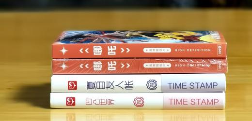 手账2册+哪吒明信片两套&哪吒明信片四套，任选，售价25元一套。

1、	手账为：《夏目友人帐》+《凹凸世界》各一册，32开精美彩插，加厚192页内页，外加两套哪吒明信片，每套30枚+近400幅贴纸。 商品图3