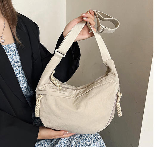 UYOKU 百搭潮流个性单肩包 牛角包 日常简约 尼龙斜挎包 5色可选 商品图6