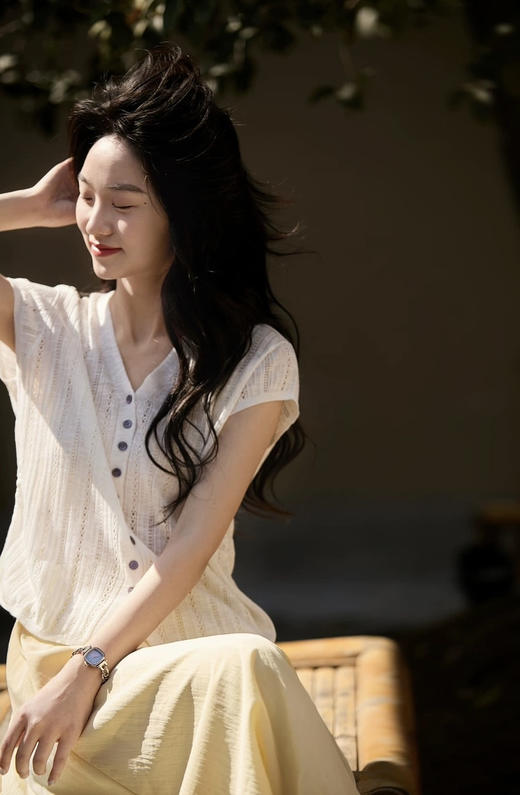 竹节麻小蛮腰V领小飞袖上衣 商品图4