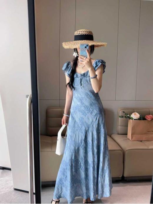 这波必入🔥穿一次被整个办公室同事夸了个遍‼️ 【AUChris韩系蓝色显白小飞袖系带提花连衣裙】质感太绝了👍 ✅意大利进口天丝面料，🌸触感细腻亲肤，质感远超普通面料 商品图3