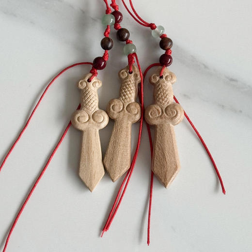 【陌上桃木系列-手工桃木剑挂件】东陵玉，沉香，朱砂搭配手工制作桃木剑带绳头，可以自己调节长短。 商品图2