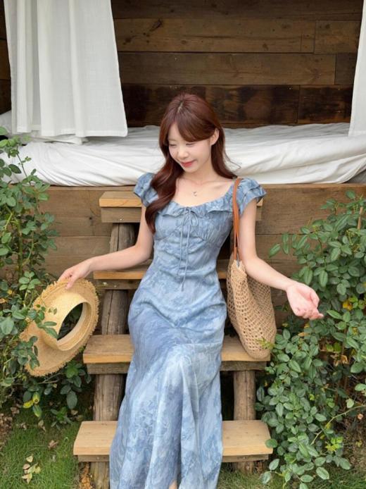 这波必入🔥穿一次被整个办公室同事夸了个遍‼️ 【AUChris韩系蓝色显白小飞袖系带提花连衣裙】质感太绝了👍 ✅意大利进口天丝面料，🌸触感细腻亲肤，质感远超普通面料 商品图1