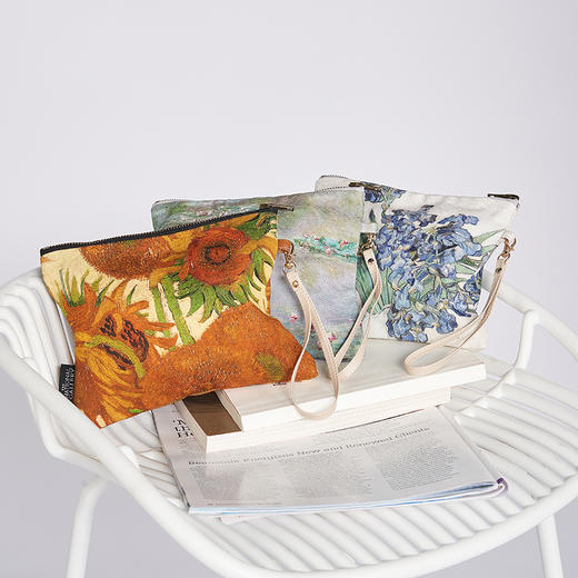 英国国家美术馆向日葵化妆包 波士顿美术博物馆大师系列莫奈睡莲便携手拿包 物兮物大师系列梵高鸢尾花便携手拿包 商品图0