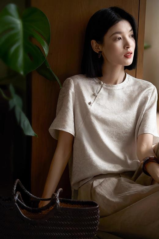 「 提花入墨，斜襟生韵 」新中式提花斜襟盘扣短袖上衣 商品图1