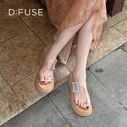 Dfuse迪芙斯2025夏季新款木纹拖鞋耀眼钻扣仙女风坡跟凉拖DFD2110001 商品图5
