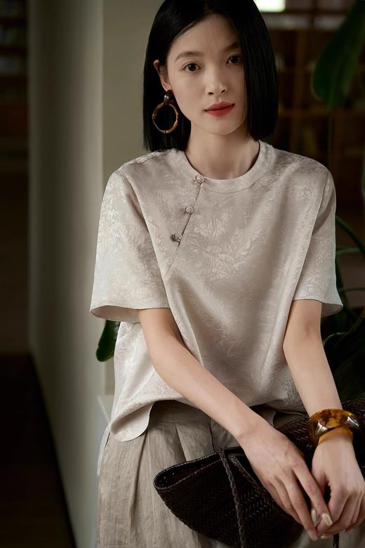 「 提花入墨，斜襟生韵 」新中式提花斜襟盘扣短袖上衣 商品图4