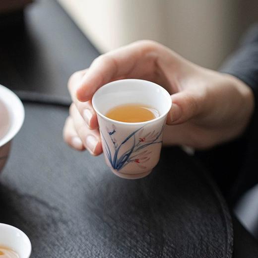 束刻/苍烟红/手绘兰花/马蹄茶杯/手工陶瓷品茗杯白瓷聚香闻香杯单杯简约现代客杯 商品图3