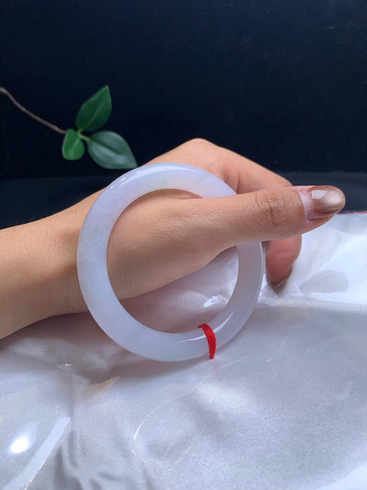 620342，55春带彩圆条手镯，冰胶感十足，质地细腻，飘淡淡的绿花 商品图5