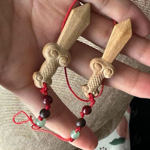 【陌上桃木系列-手工桃木剑挂件】东陵玉，沉香，朱砂搭配手工制作桃木剑带绳头，可以自己调节长短。 商品图1