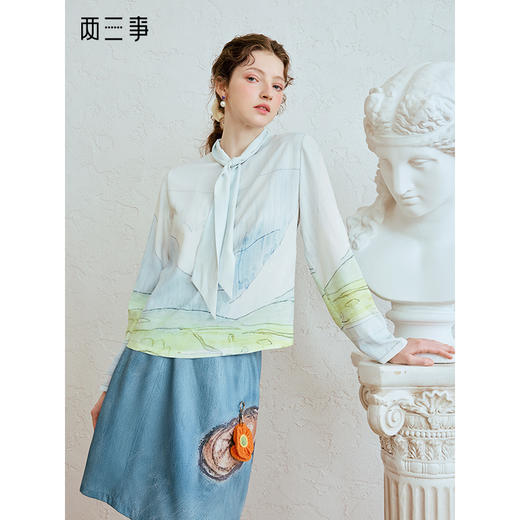 两三事 远山雾时 2025夏季新款复古印花绑带领长袖衬衫女衬衣 商品图0