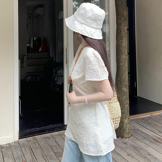 西遇镂空v领上衣女夏季新款短款收腰显瘦白色法式短袖衬衫SS050458 商品图4
