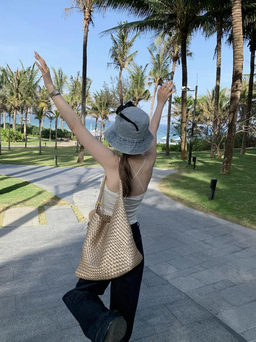 金jing都在背的【懒人高定  喵小仟 明星同款手工编织腋下包】我愿称之为春夏氛围感天花板 一包搭所有 独特又时髦。解锁夏日时髦密码——明星同款手工编织腋下包 商品图2