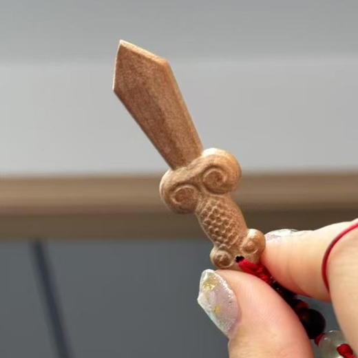 【陌上桃木系列-手工桃木剑挂件】东陵玉，沉香，朱砂搭配手工制作桃木剑带绳头，可以自己调节长短。 商品图3