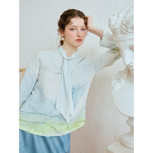 两三事 远山雾时 2025夏季新款复古印花绑带领长袖衬衫女衬衣 商品图3