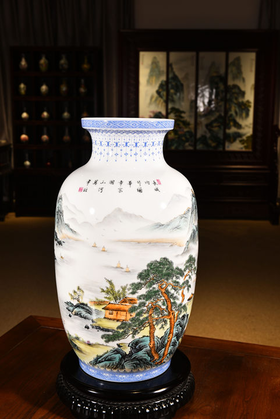 珐琅彩家国山河冬瓜瓶