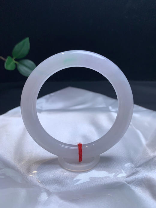 620342，55春带彩圆条手镯，冰胶感十足，质地细腻，飘淡淡的绿花 商品图2