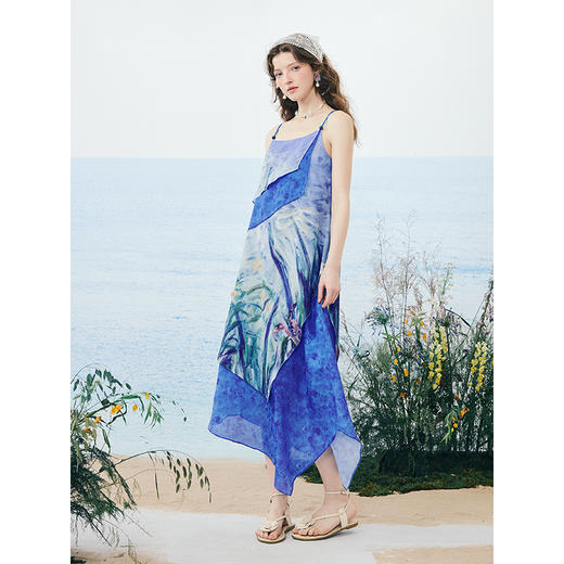 两三事 花园谧境 2025夏季新款度假风印花拼接不规则吊带裙连衣裙 商品图2