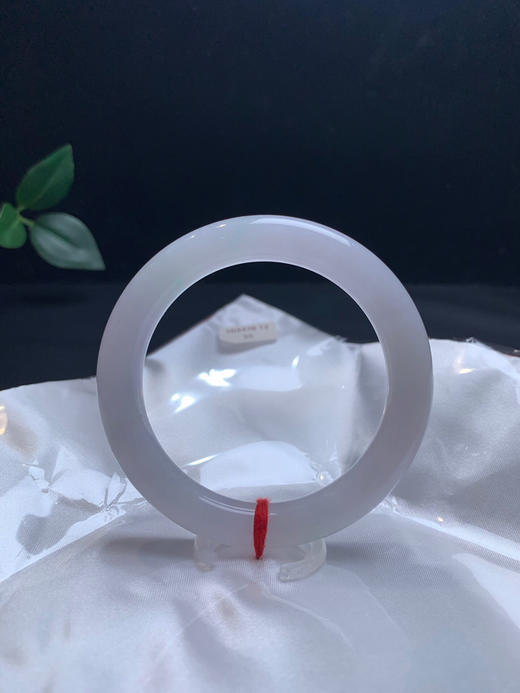 620342，55春带彩圆条手镯，冰胶感十足，质地细腻，飘淡淡的绿花 商品图4