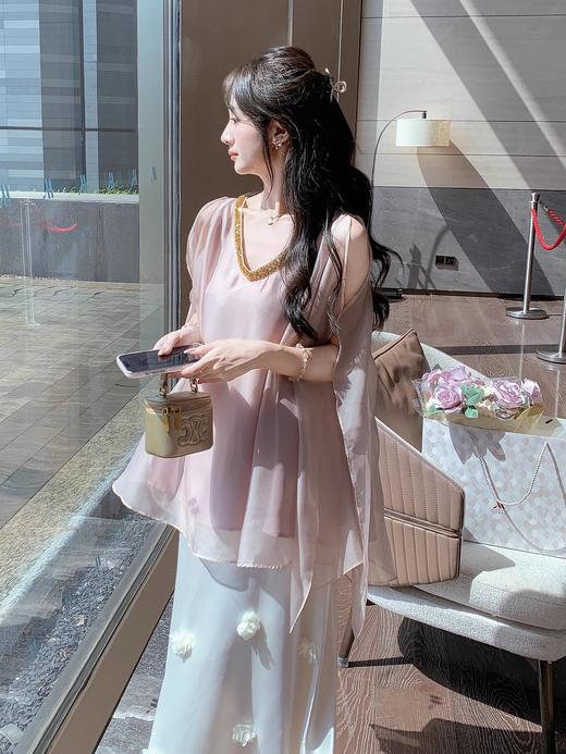 张心子【云织美学】V领宽松显瘦缎面上衣 U2506009 商品图7