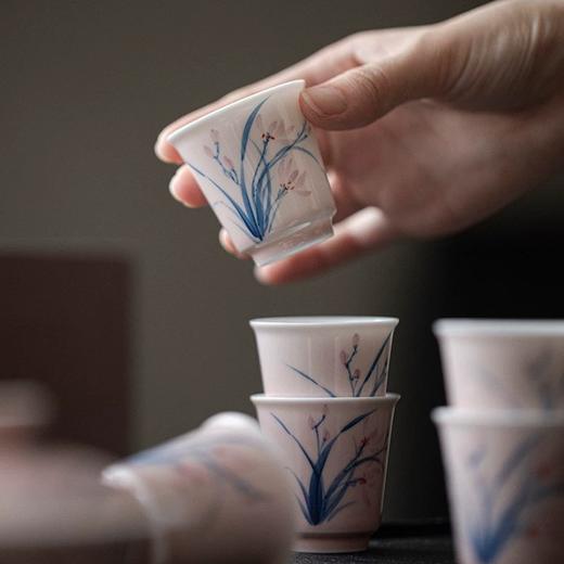 束刻/苍烟红/手绘兰花/马蹄茶杯/手工陶瓷品茗杯白瓷聚香闻香杯单杯简约现代客杯 商品图4