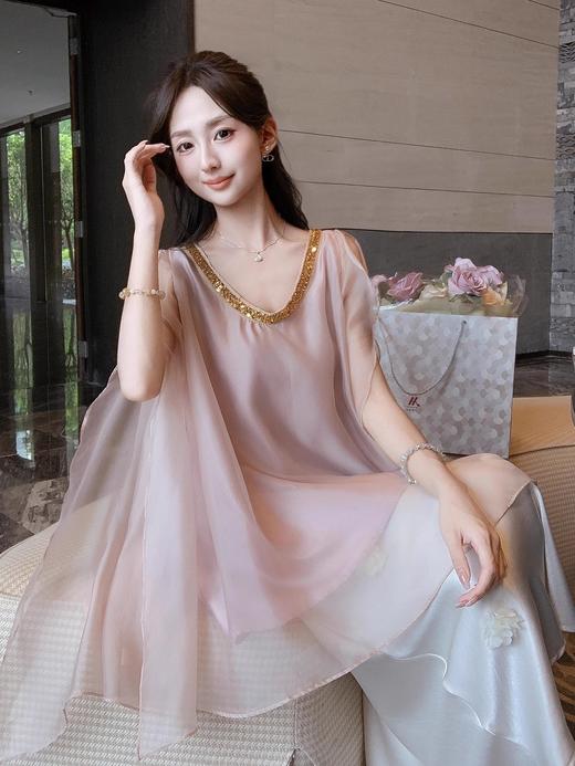 张心子【云织美学】V领宽松显瘦缎面上衣 U2506009 商品图6