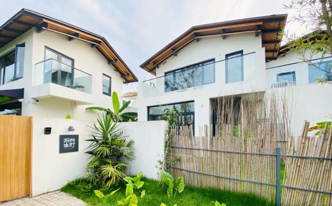 【成都近郊“小东南亚”·避暑大邑向野而生】399=1晚/699=2晚向野而生舒适房，宠物友好酒店，含早、泳池、泰服及棋牌体验！