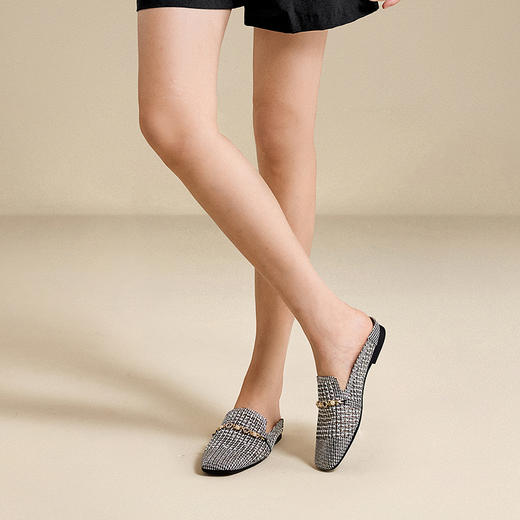 千百度透气镂空包头拖女款平底外穿珍珠休闲凉拖鞋A25219621 商品图1