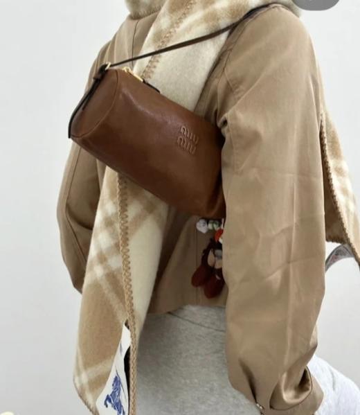 女款做旧小羊皮Nappa笔筒包017 商品图4