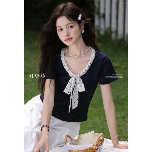 【6折秒杀】鹿向南「法式软糖」深蓝色气质设计感短袖T恤女夏短款V领修身上衣L56057 商品图1