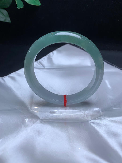 620350，60.5冰底油青半山水手镯 ，冰底 一半油青色，干净清爽，润润的 商品图1