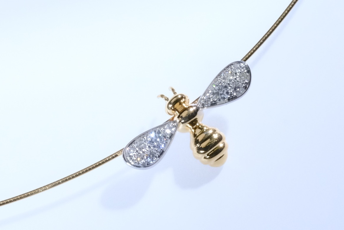 18K 镶钻小蜜蜂项圈