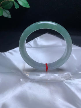 620350，60.5冰底油青半山水手镯 ，冰底 一半油青色，干净清爽，润润的