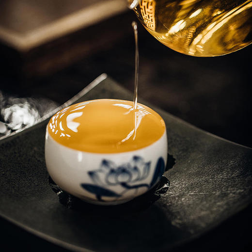 【6月30日19:00准时开抢！】【专柜价：4980元/片 仅限前18名VIP抢购：529元/片 ！附赠收藏证书】【拍7发8拍42发48】2025头春昔归老寨王 核心一类挑采古树357克 商品图2