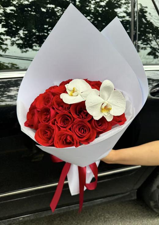 红玫瑰蝴蝶兰花束 商品图0