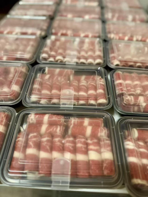 澳洲全血和牛肥牛肉卷  和牛哦！整条肉片割而成，横竖随机切。杜绝合成肉，卷卷分明，雪花美丽，肥瘦得宜，细嫩鲜美。 商品图3