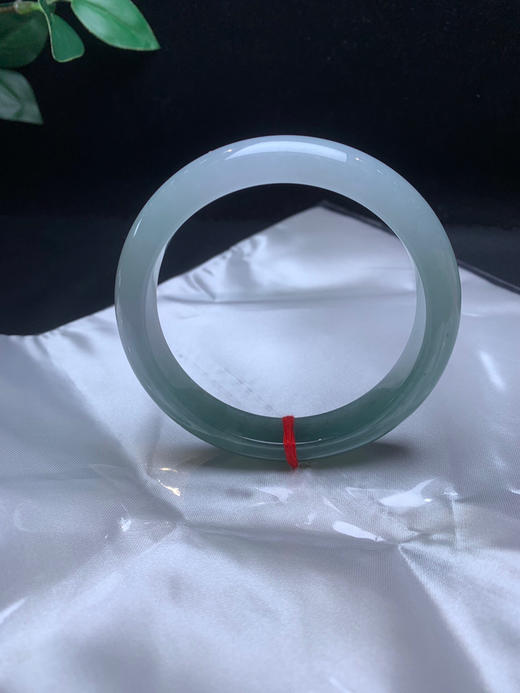 620350，60.5冰底油青半山水手镯 ，冰底 一半油青色，干净清爽，润润的 商品图3