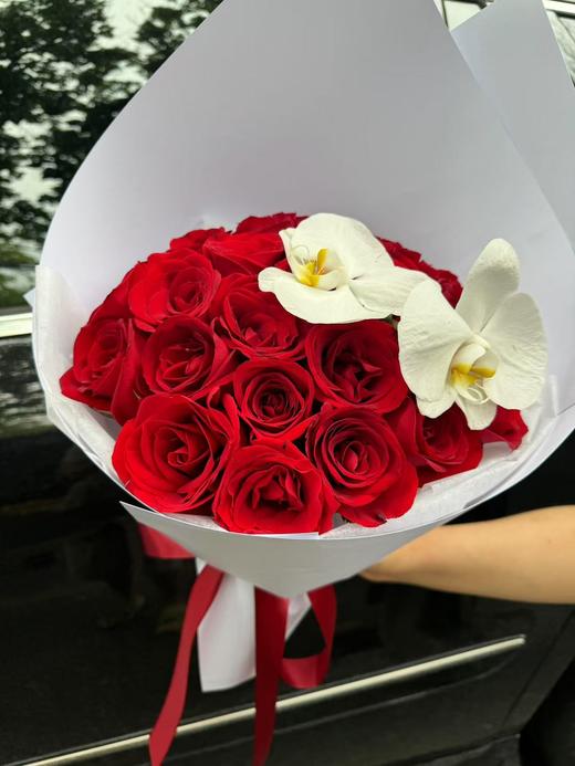 红玫瑰蝴蝶兰花束 商品图1